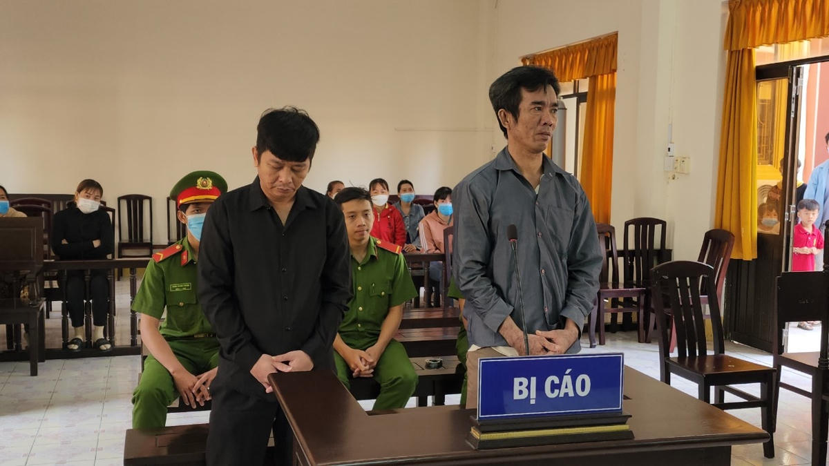 Hai đối tượng Vủ và Vinh tại phiên tòa. 