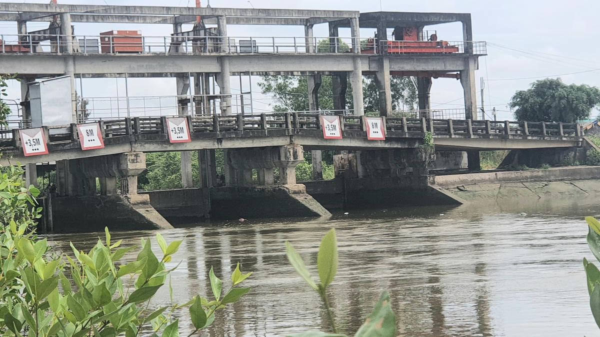 Cống Hộ Phòng thường xuyên mở hai bên cửa cống dễ xả nước (do cửa giữa của cổng đã bị hư hỏng), tạo dòng xoáy mạnh hai bên phía bờ Đông và bờ Tây hạ lưu cống gây sạt lở ngày càng nghiệm trọng.