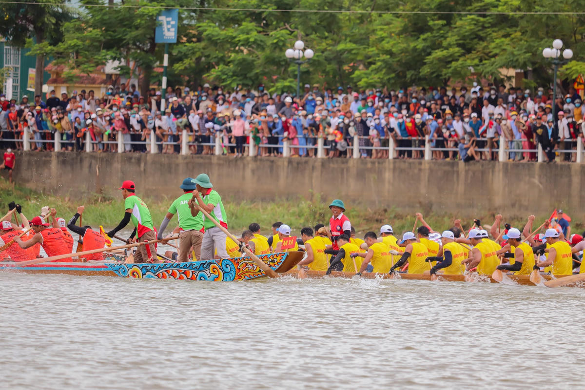 Bà Đặng Thị Hồng Thắm, Phó Chủ tịch huyện Lệ Thuỷ cho biết: “Nhằm bảo tồn di sản văn hoá phi vật thể cấp quốc gia, UBND huyện đã có những sự chuẩn bị chu đáo từ trước, tổ chức Lễ hội đua thuyền truyền thống trên sông Kiến Giang cũng là dịp để khơi dậy tinh thần, sự đoàn kết... Đồng thời, đây cũng sẽ là cơ hội để kích cầu và thu hút khách du lịch đến với Lệ Thủy cũng như tỉnh Quảng Bình”.