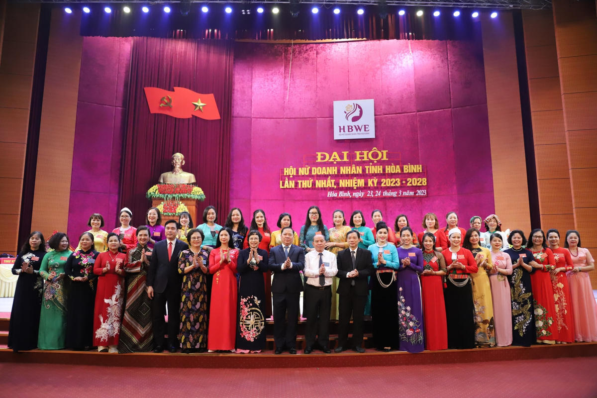 Lãnh đạo tỉnh Hòa Bình chụp ảnh lưu niệm cùng các đại biểu Hội nữ doanh nhân tỉnh Hòa Bình.