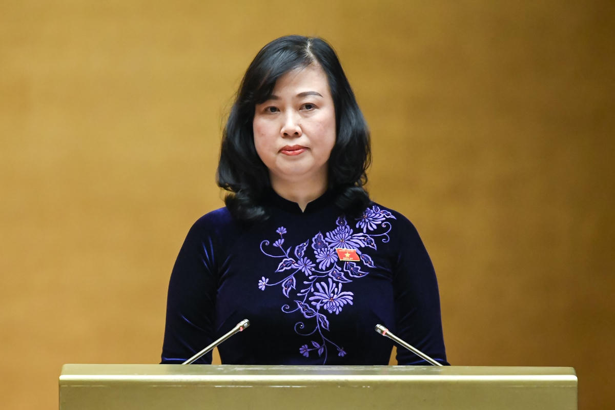 Bộ trưởng Bộ Y tế Đào Hồng Lan, thừa ủy quyền của Thủ tướng Chính phủ trình bày Báo cáo đánh giá việc thực hiện quy định tại Nghị quyết số 30/2021/QH15 ngày 28/7/2021 Kỳ họp thứ Nhất, Quốc hội khóa XV về các chính sách phòng, chống dịch bệnh Covid-19 và Tờ trình đề xuất nội dung đưa vào Nghị quyết của Quốc hội về việc chuyển tiếp thực hiện một số chính sách theo quy định tại Nghị quyết số 30/2021/QH15 về các chính sách phòng, chống dịch bệnh Covid-19 và cho phép tiếp tục sử dụng giấy đăng ký lưu hành thuốc, nguyên liệu làm thuốc hết thời hạn hiệu lực từ ngày 1/1/2023 mà chưa kịp gia hạn theo quy định của Luật Dược.