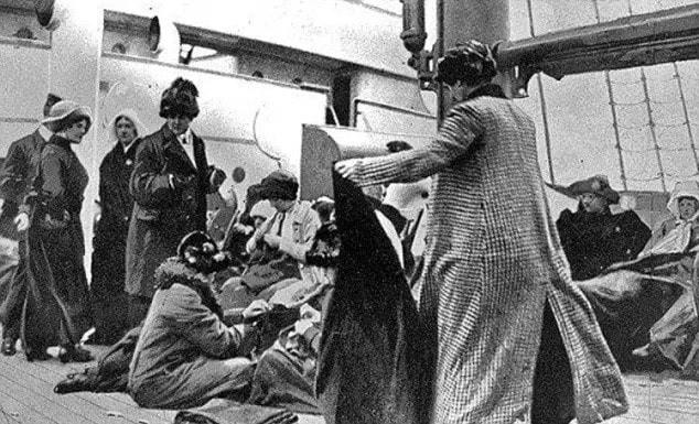 Những người sống sót của Titanic sau khi được giải cứu.
