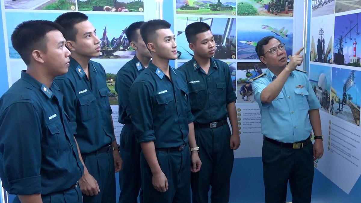 Đông đảo các chiến sĩ trẻ của Quân khu 7 và Bộ Tư lệnh Quân chủng phòng không - Không quân thăm quan, học tập tại triển lãm.