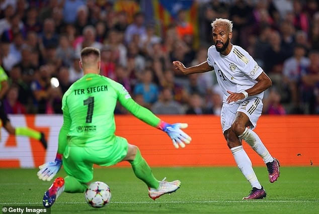 Ngôi sao người Cameroon, Eric Maxim Choupo-Moting nhân đôi cách biệt lên 2-0 ở phút 31 (Ảnh: Reuters).
