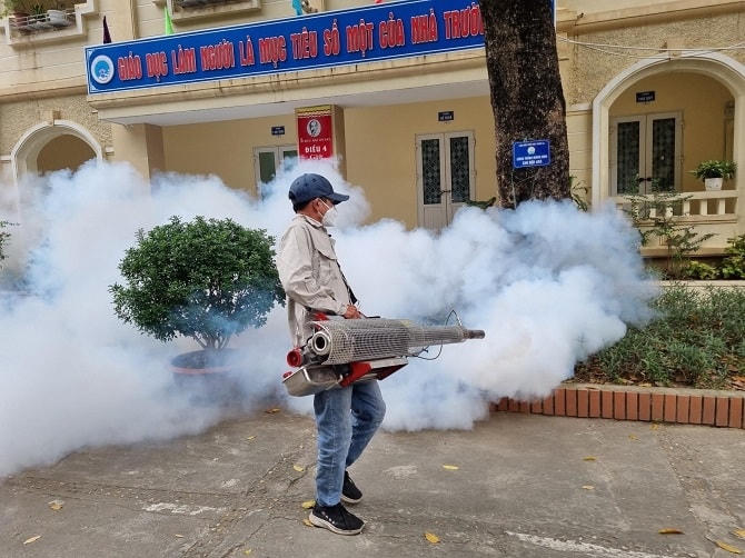 Tiến hành phun hóa chất diệt muỗi tại một trường học trên địa bàn phường Xuân La, quận Tây Hồ Ảnh: Sở Y tế Hà Nội.