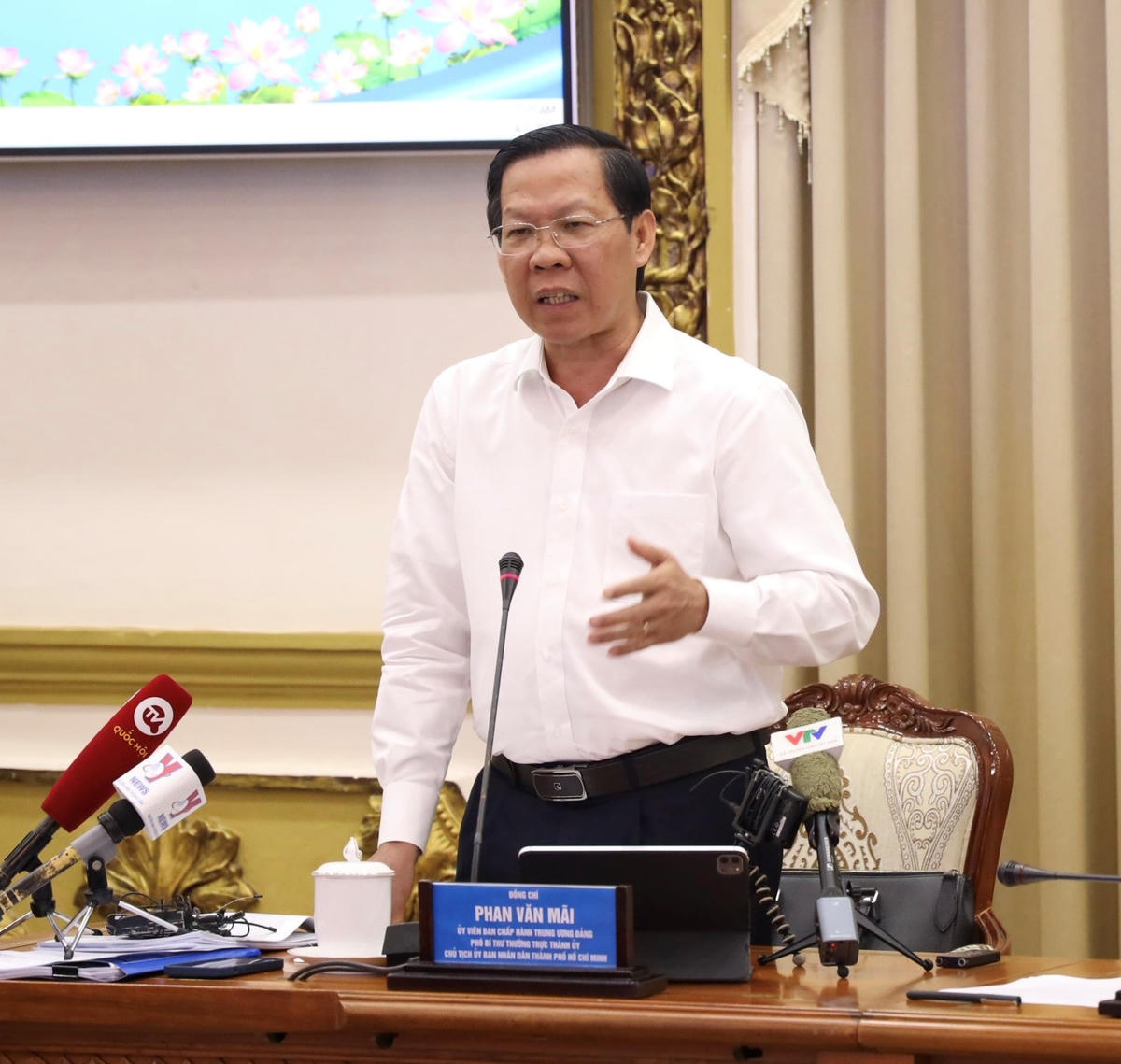 Ông Phan Văn Mãi, Chủ tịch UBND TP HCM chỉ ra nhiều sụt giảm chỉ số tăng trưởng kinh tế của TP HCM tại cuộc họp về kinh tế - xã hội TP HCM mới đây. (Ảnh: H.P).