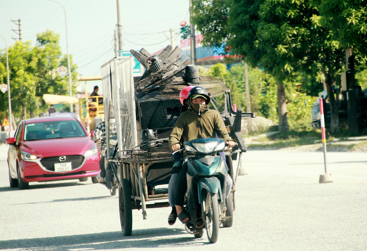 Gần 12h trưa, tại nhiều tuyến đường của TP Hà Tĩnh, những người lao động vẫn phải đội nắng ra đường mưu sinh.