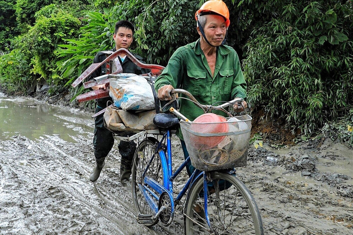 CSCĐ giúp người dân vượt qua các vũng bùn lầy.