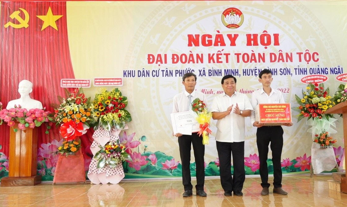 Ông Nguyễn Chí Dũng, Bộ trưởng Bộ KHĐT tặng quà cho KDC Tân Phước.