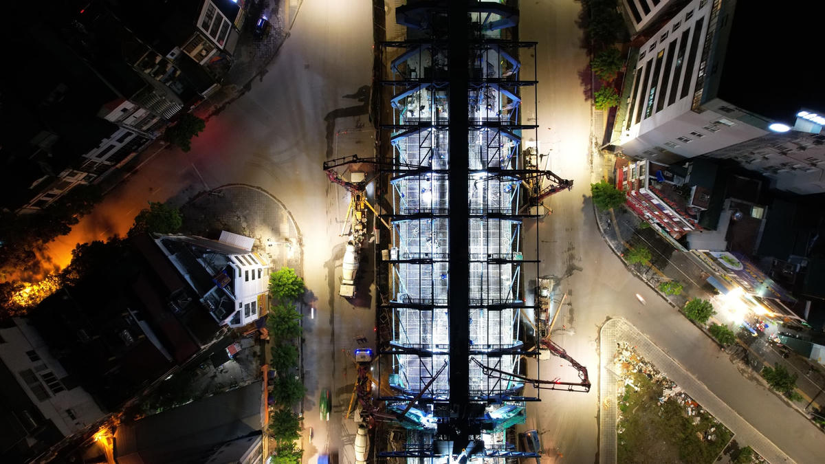 Sau hơn 4 năm thi công, vành đai 2 trên cao đoạn từ Ngã Tư Sở tới cầu Vĩnh Tuy sắp hoàn thiện. Dự án có tổng đầu tư sau điều chỉnh gần 10.000 tỷ đồng, nối liền 3 quận trung tâm gồm Đống Đa, Thanh Xuân, Hai Bà Trưng.