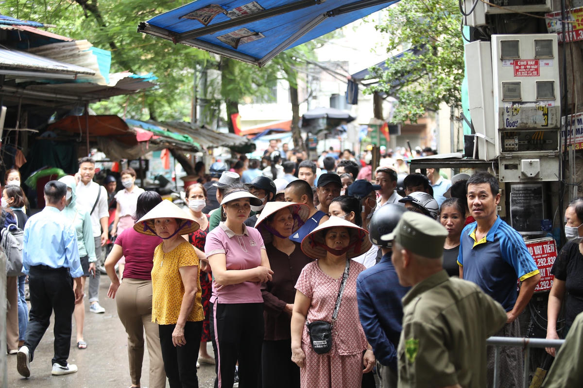 Rất đông người dân đến hiện trường.
