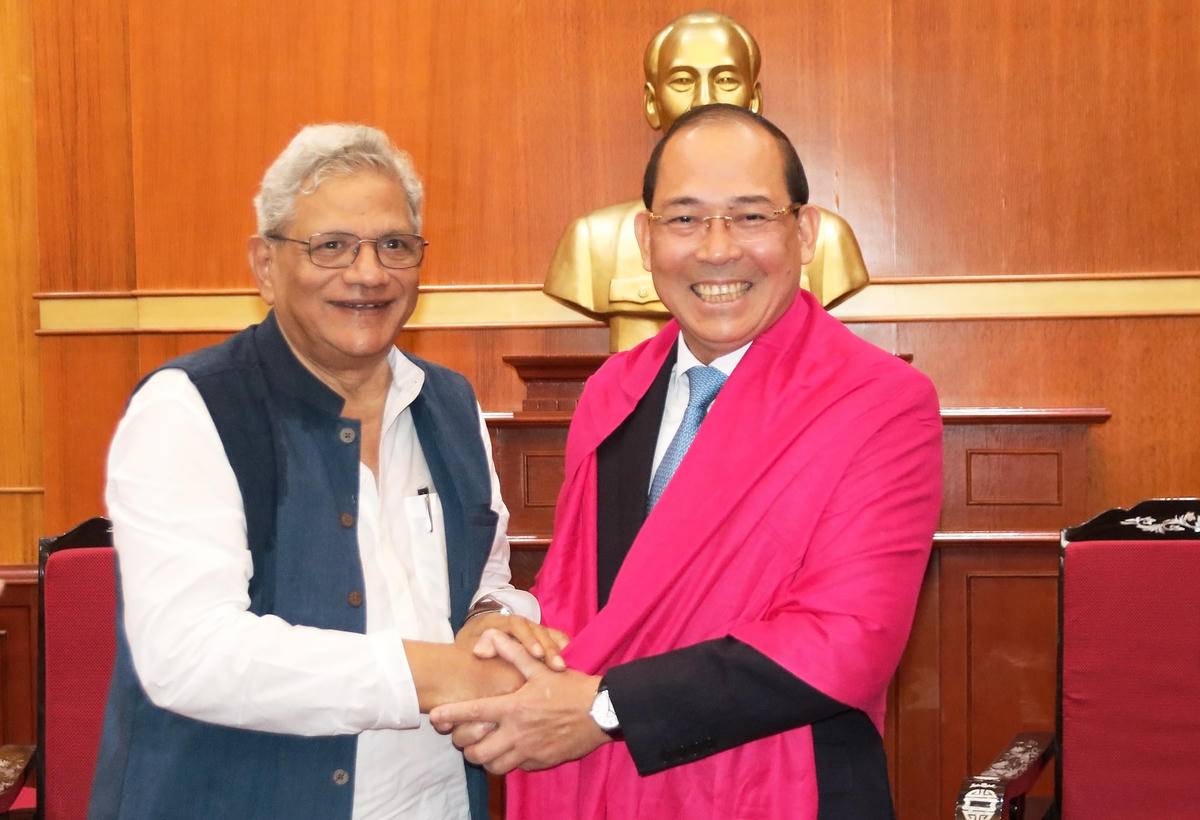 Ông Sitaram Yechury tặng quà lưu niệm cho Phó Chủ tịch Hoàng Công Thủy.