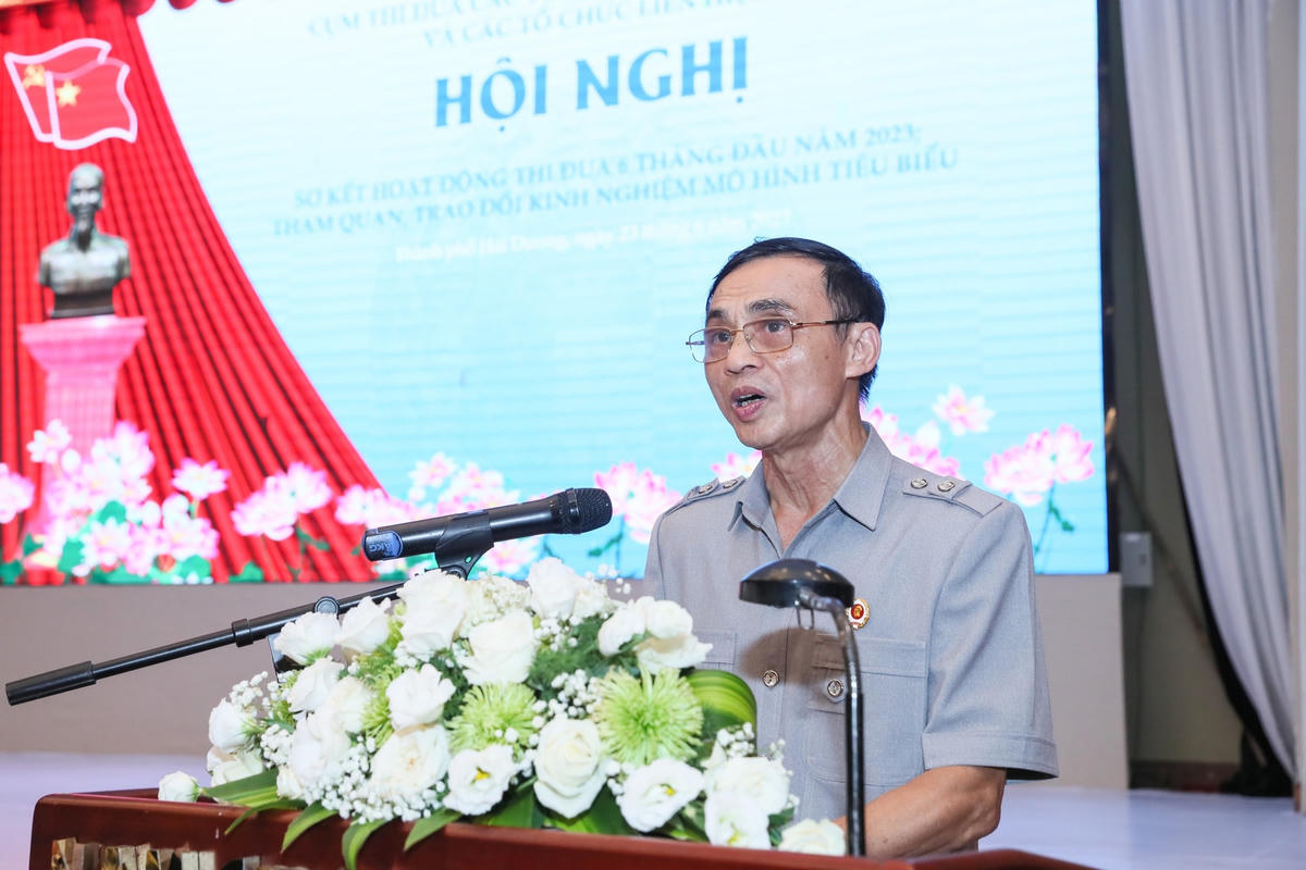 Thiếu tướng Hồ Bá Vinh, Trưởng ban Tuyên giáo Hội Cựu chiến binh Việt Nam báo cáo công tác thi đua khen thưởng 6 tháng đầu năm, nhiệm vụ trọng tâm 6 tháng cuối năm 2023 của Cụm thi đua các tổ chức chính trị - xã hội và các tổ chức Liên hiệp 
