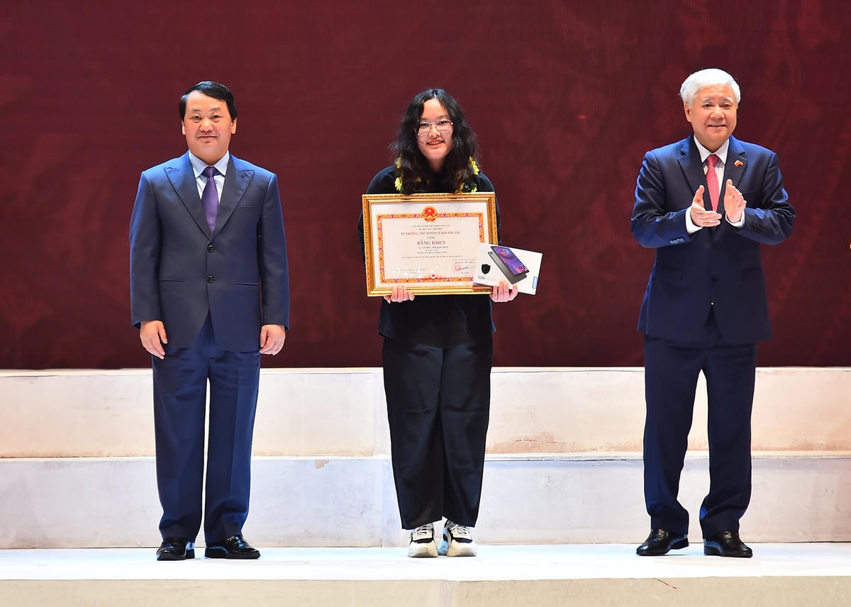 Chủ tịch UBTƯ MTTQ Việt Nam Đỗ Văn Chiến; Bộ trưởng, Chủ nhiệm Ủy ban Dân tộc Hầu A Lềnh tặng Bằng khen cho các em học sinh, sinh viên DTTS đạt giải Nhất, Nhì trong kỳ thi học sinh giỏi cấp quốc gia và trong kỳ thi Khoa học, Kỹ thuật cấp quốc gia năm 2022. Ảnh: Viết Chung.