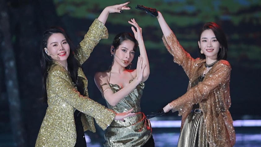 Chi Pu kết hợp ăn ý cùng các thành viên. 