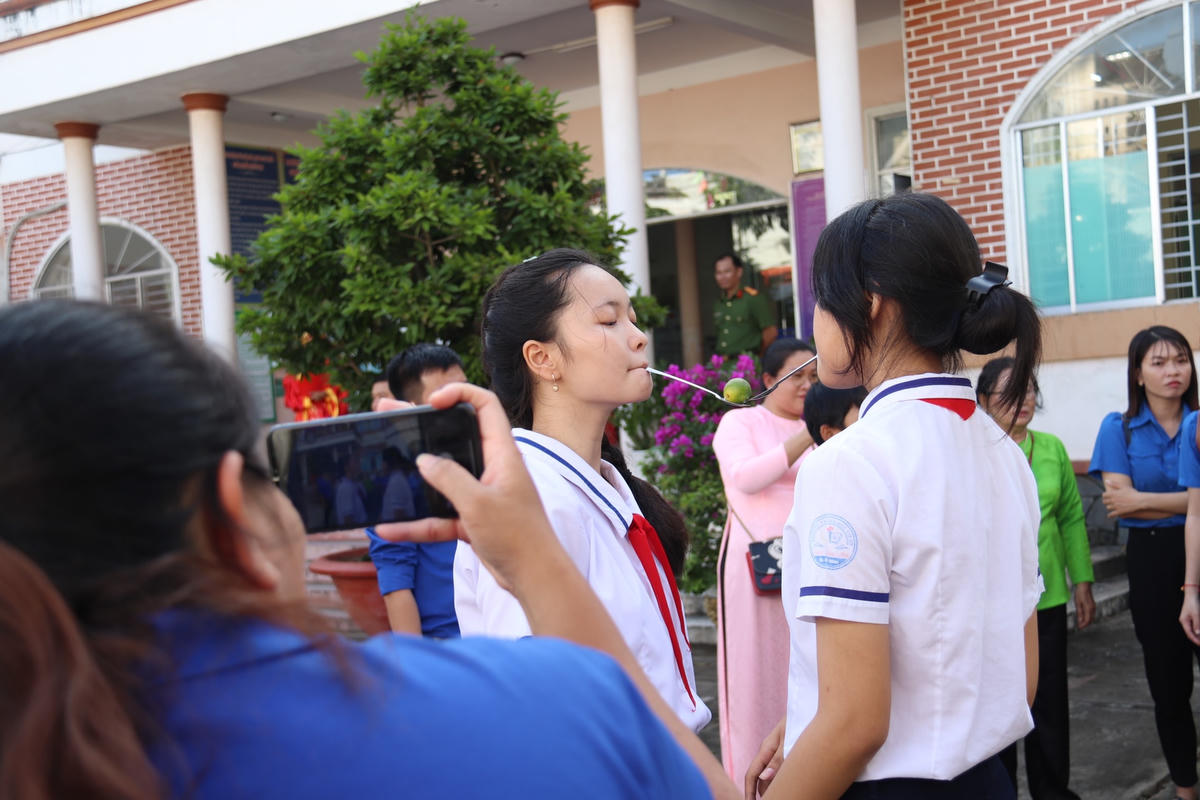 Các em học sinh tham gia trò chơi tại Ngày hội.