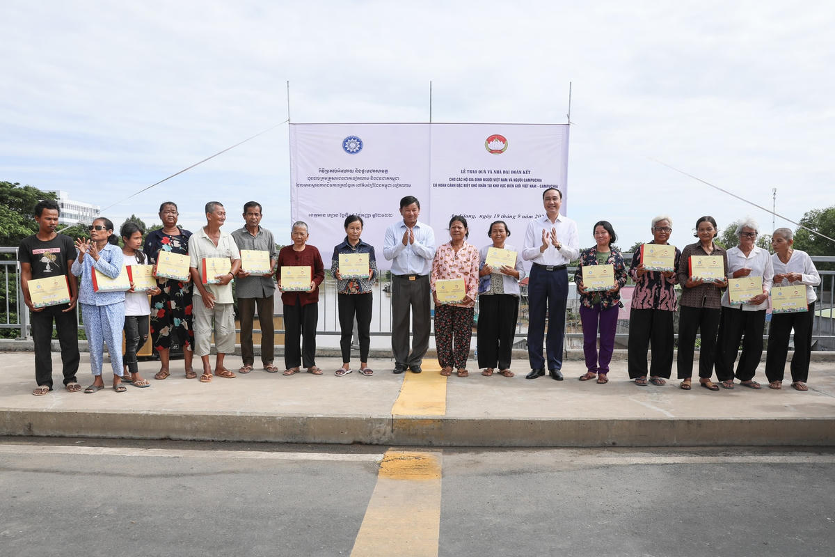 [ẢNH] Những phần quà gắn kết tình hữu nghị bền chặt giữa Mặt trận hai nước Việt Nam - Campuchia