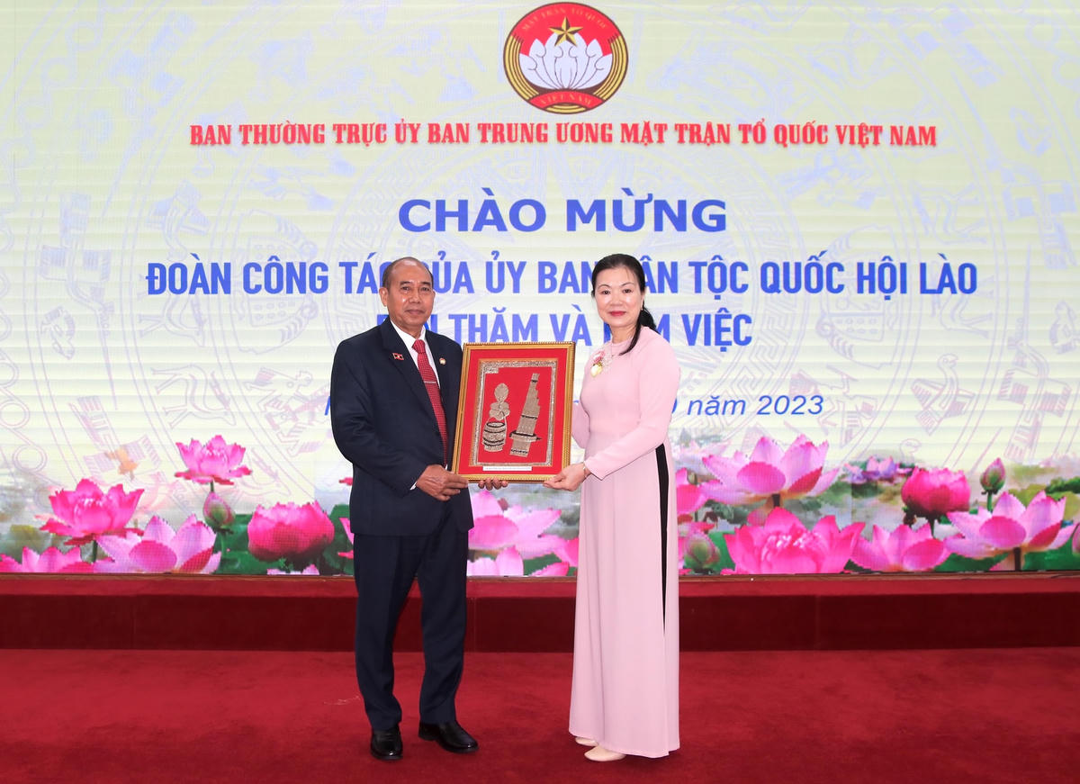 Phó Chủ tịch Trương Thị Ngọc Ánh nhận tranh lưu niệm từ ông Khamchanh Sotapaserth.