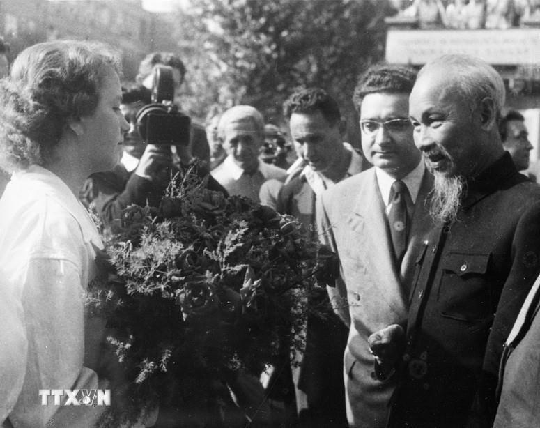 Công nhân nhà máy bóng đèn Tungsram (Hungaria) nồng nhiệt chào đón Chủ tịch Hồ Chí Minh khi Người đến thăm (4/8/1957). (Ảnh: TTXVN)