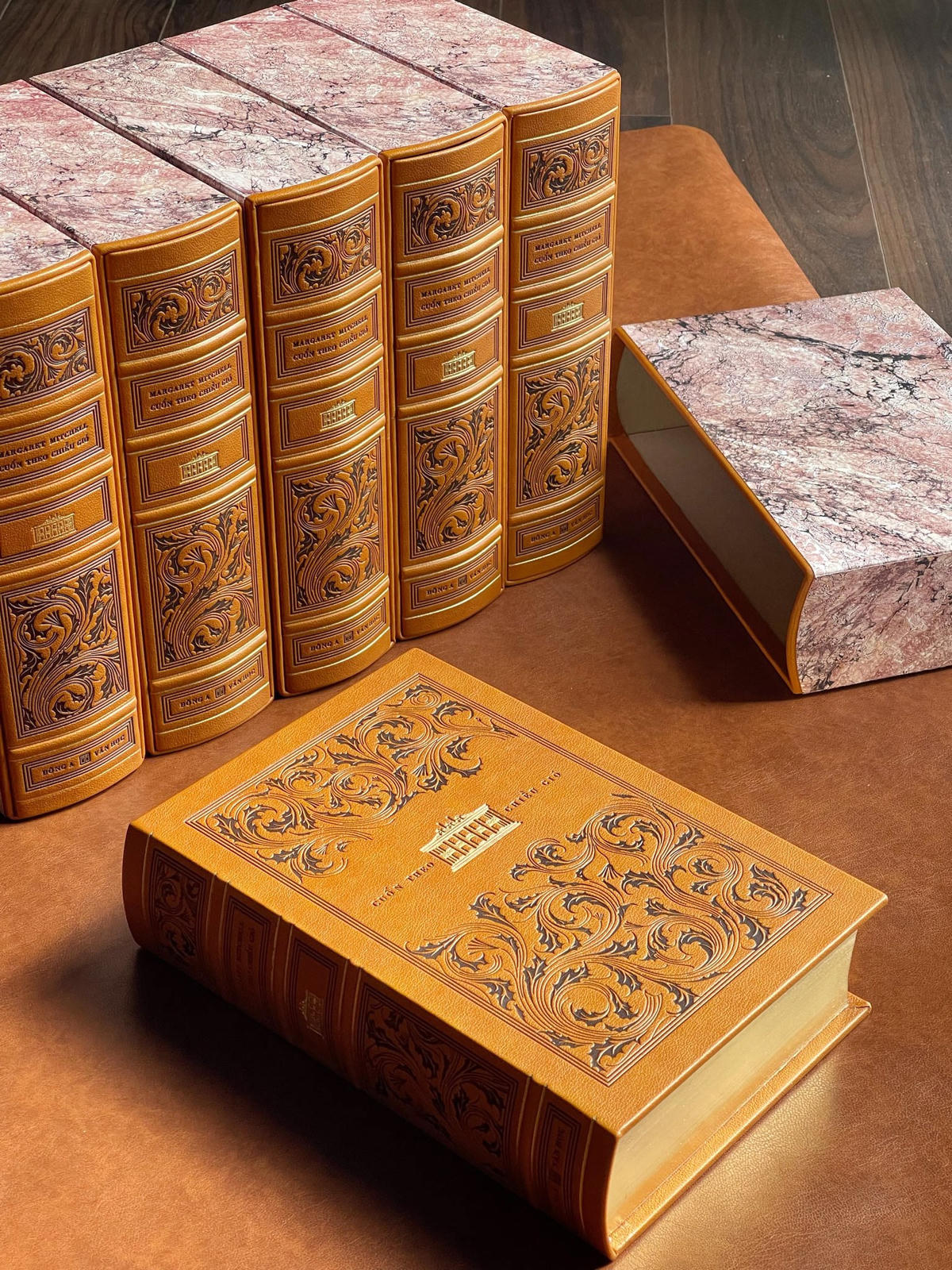 Bìa một ấn bản đặc biệt của Đông A Books.  
