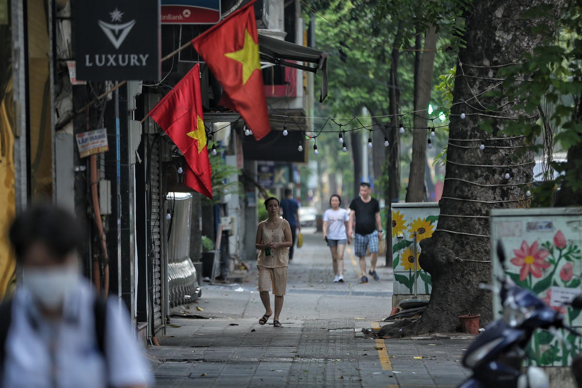 Thực hiện chỉ đạo của UBND TP Hà Nội, các quận nội thành vừa tổng hợp rà soát báo cáo những tuyến phố có đủ điều kiện đặc thù (chiều rộng và hiện trạng vỉa hè) được phép sử dụng tạm thời hè phố vào việc kinh doanh buôn bán hàng hoá.