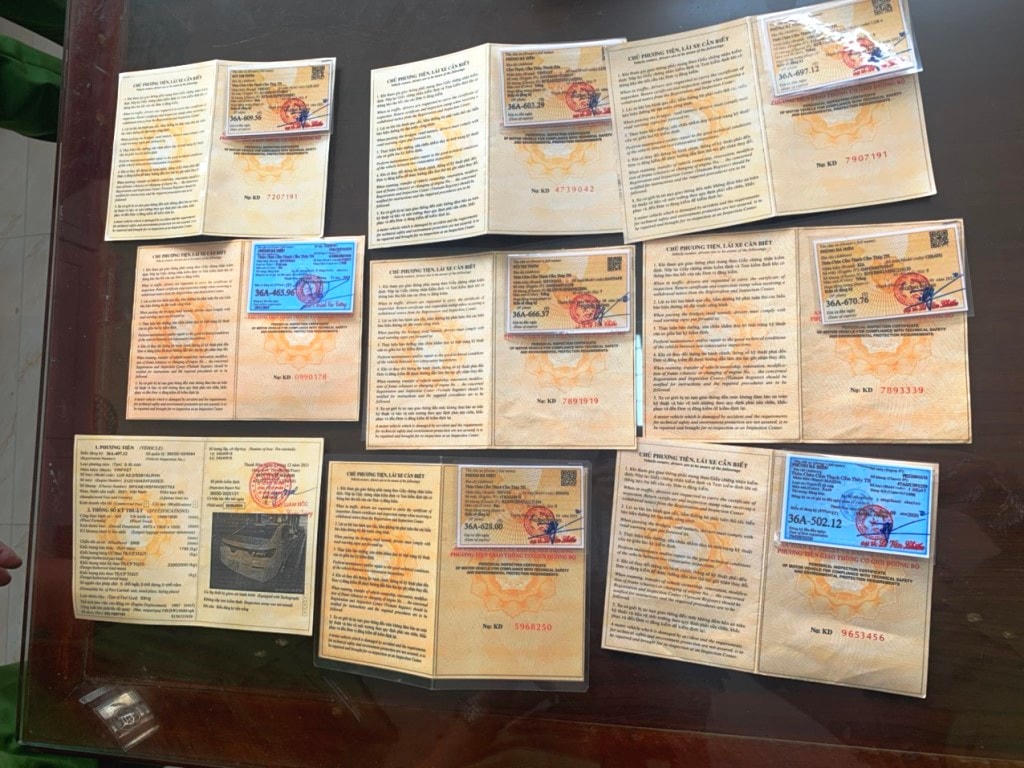 Hai vợ chồng Hiền và Thơm đã làm giả nhiều giấy tờ đăng ký xe để biến xe 'trôi nổi' thành xe có mác đoàng hoàng.