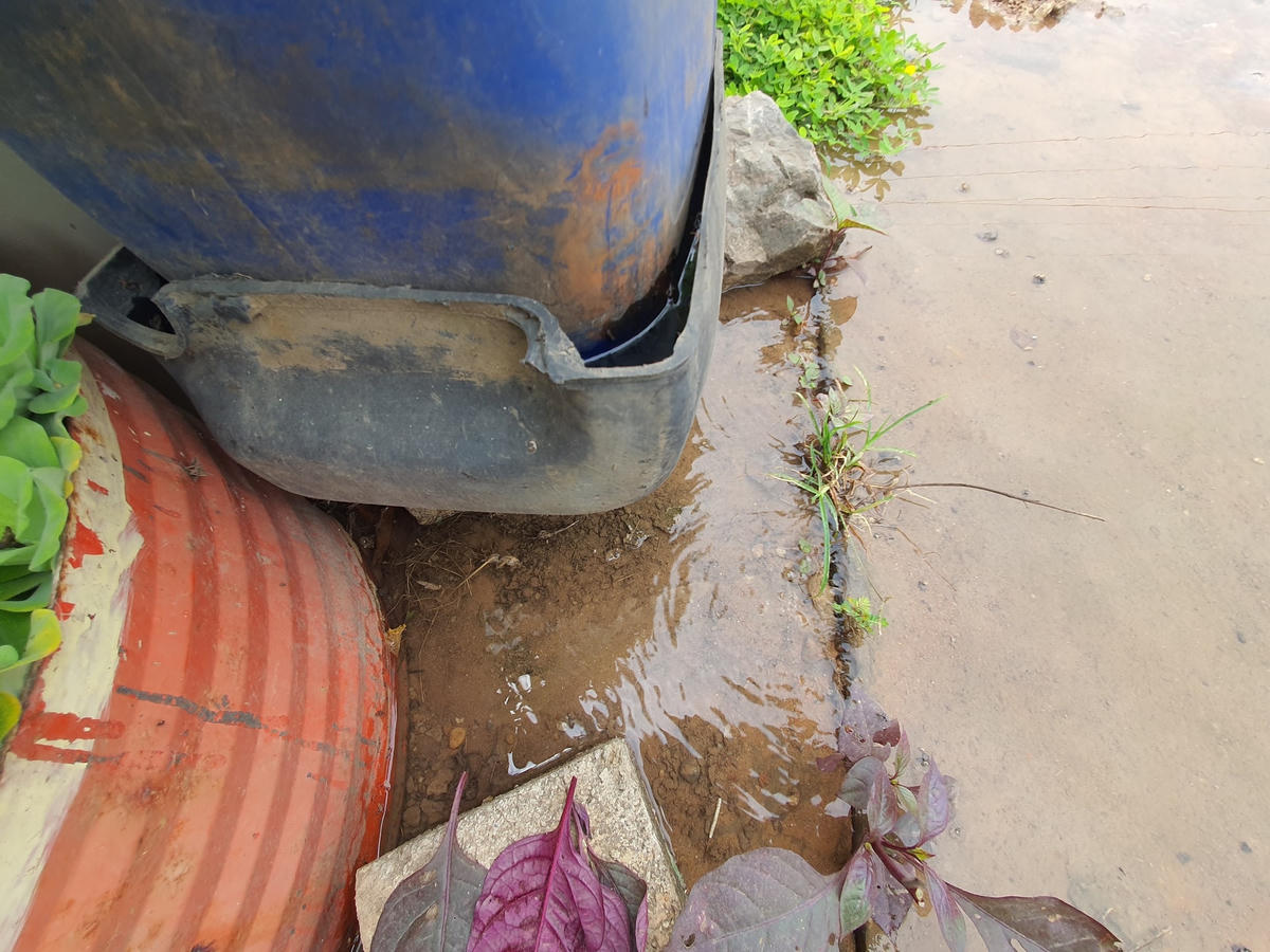 Người dân tổ 5, phường Thống Nhất phản ánh đường ống dẫn nước sạch bị rò rỉ đã gần 1 tháng nay.