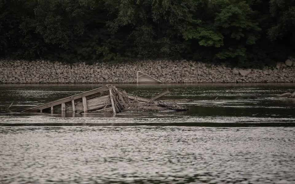Sông Po của Itlay cũng để lộ ra tàn tích tương tự - một tàu chiến bị chìm từ Thế chiến thứ hai với một quả bom chưa phát nổ. Sông Po là con đường hàng hải dài nhất ở quốc gia Nam Âu này.  