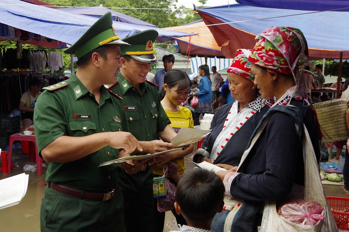 Bộ đội biên phòng nỗ lực tuyên truyền, tư vấn kiến thức về nếp sống mới cho người dân vùng sâu, vùng xa.