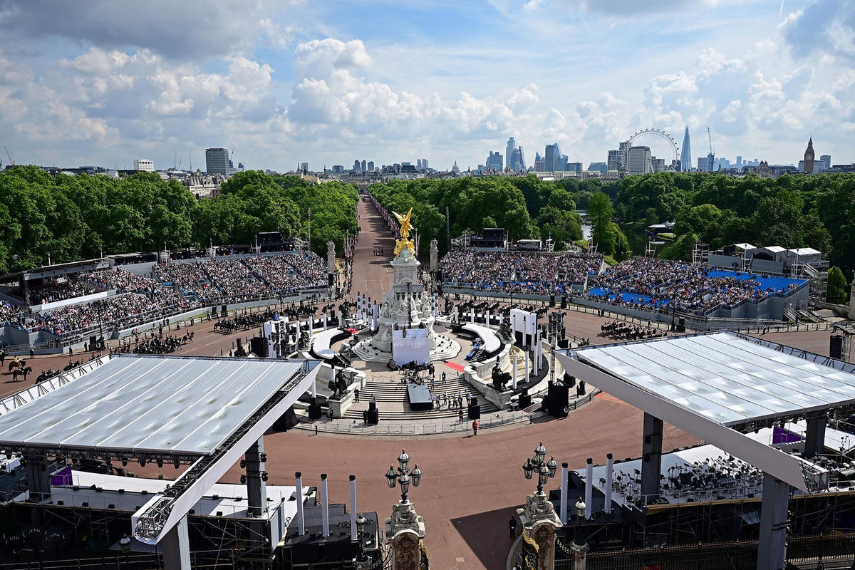Người dân tập trung đông hai bên đường dẫn về Điện Buckingham để chứng kiến cuộc diễu hành đầy màu sắc và đáng tự hào của các vệ binh Hoàng gia Anh. Ảnh: AFP.