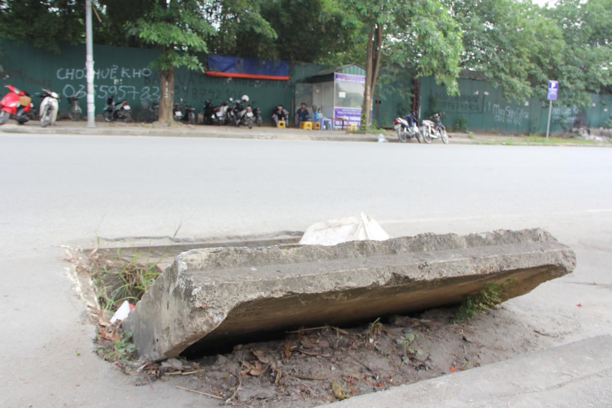 Hàng loạt hố ga trên Phố Viên - Nguyễn Đình Tứ 'bẫy' người đi đường