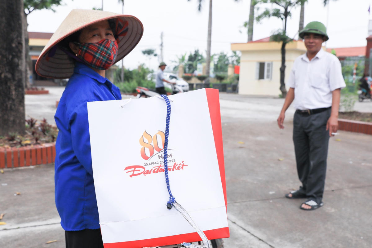 Báo Đại Đoàn Kết trao đi hàng trăm suất quà đến với những hoàn cảnh khó khăn