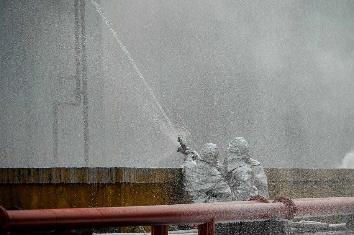 Vụ nổ xé rách một phần mái bể và thành bể phía Đông khiến xăng tiếp tục chảy tràn xuống chân bể, phá hủy giàn phun nước làm mát và hệ thống lăng phun bọt cố định AFC-170 gắn trên thành bể.