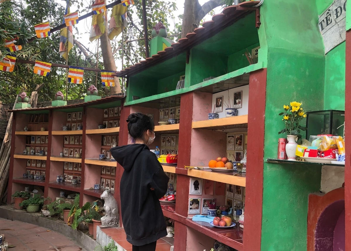 Bạn Thanh chia sẻ: “Bé Miu của mình mất đầu năm nay, hôm nay mình đến để cúng cầu siêu cho bé”.