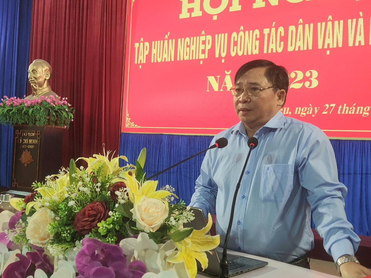 Phó Chủ tịch UBMTTQ tỉnh Trần Doãn Cầm phát biểu tại  hội nghị tập huấn.