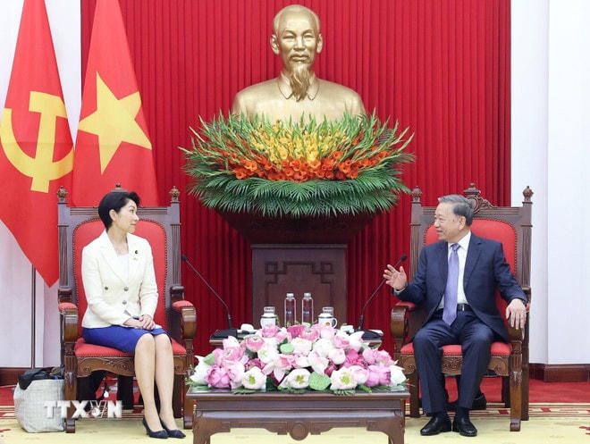 Tổng Bí thư Tô Lâm và bà Obuchi Yuko, Hạ nghị sỹ thuộc Đảng Dân chủ tự do, Chủ tịch Liên minh Nghị sỹ hữu nghị Nhật Bản-Việt Nam. (Ảnh: Thống Nhất/TTXVN) ttxvn-tong-bi-thu-to-lam-tiep-doan-dai-bieu-lien-minh-nghi-si-huu-nghi-nhat-ban-viet-nam-obuchi-yuko-5.jpg