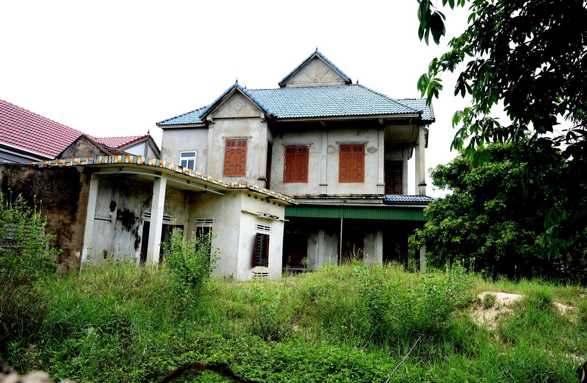 Bên cạnh những căn biệt thự đông người thì cũng còn nhiều căn nhà cao tầng được xây dựng lên nhưng luôn đóng cửa, không có người sinh sống. 