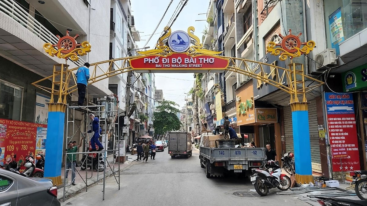 Cổng chào tuyến phố đi bộ Bài Thơ đã dần hoàn tất.
