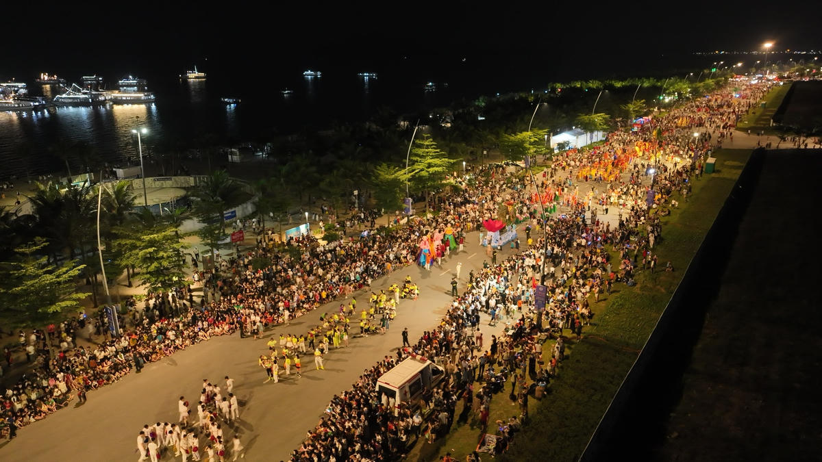 Đông đảo du khách đến tham gia, trải nghiệm Lễ hội Carnaval Hạ Long 2023.