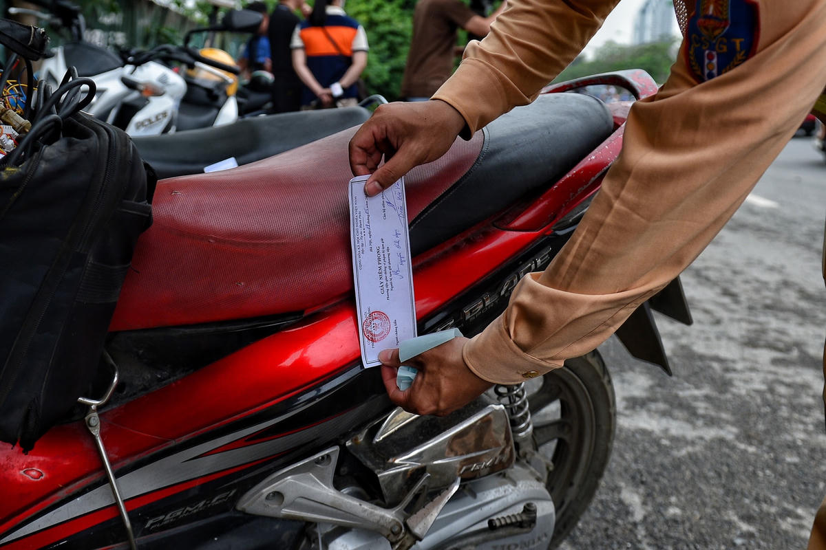 Lực lượng chức năng niêm phong xe vi phạm.