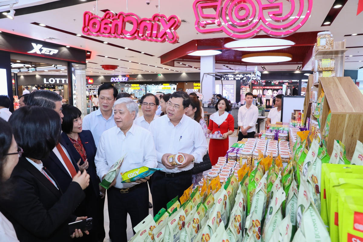 [Ảnh] Chủ tịch UBTƯ MTTQ Việt Nam kiểm tra thực hiện CVĐ 'Người Việt Nam ưu tiên dùng hàng Việt Nam' tại Nam Định