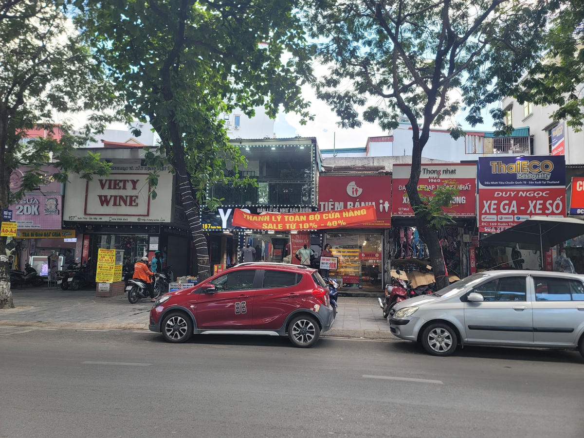 Nhiều cửa hàng tại khu vực mua sắm sầm uất treo biển thanh lý toàn bộ.
