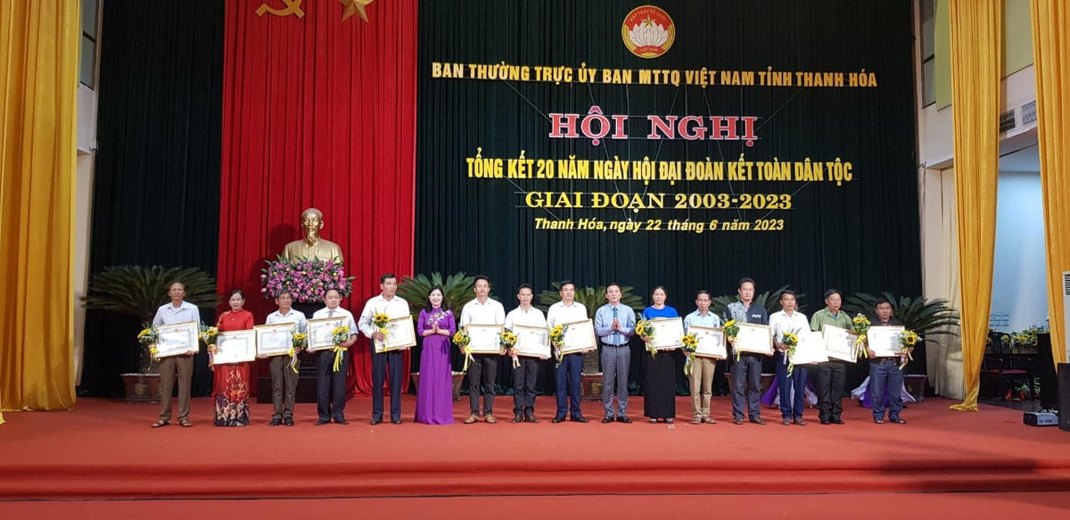 Thay mặt lãnh đạo tỉnh Thanh Hóa, ông Đỗ Trọng Hưng, Bí thư Tỉnh ủy và bà Phạm Thị Thanh Thủy, Trưởng ban Dân vận, Chủ tịch Ủy ban MTTQ tỉnh Thanh Hóa trao Bằng khen cho các tập thể, cá nhân có thành tích xuất sắc trong việc tổ chức ngày hội Đại đoàn kết toàn dân.