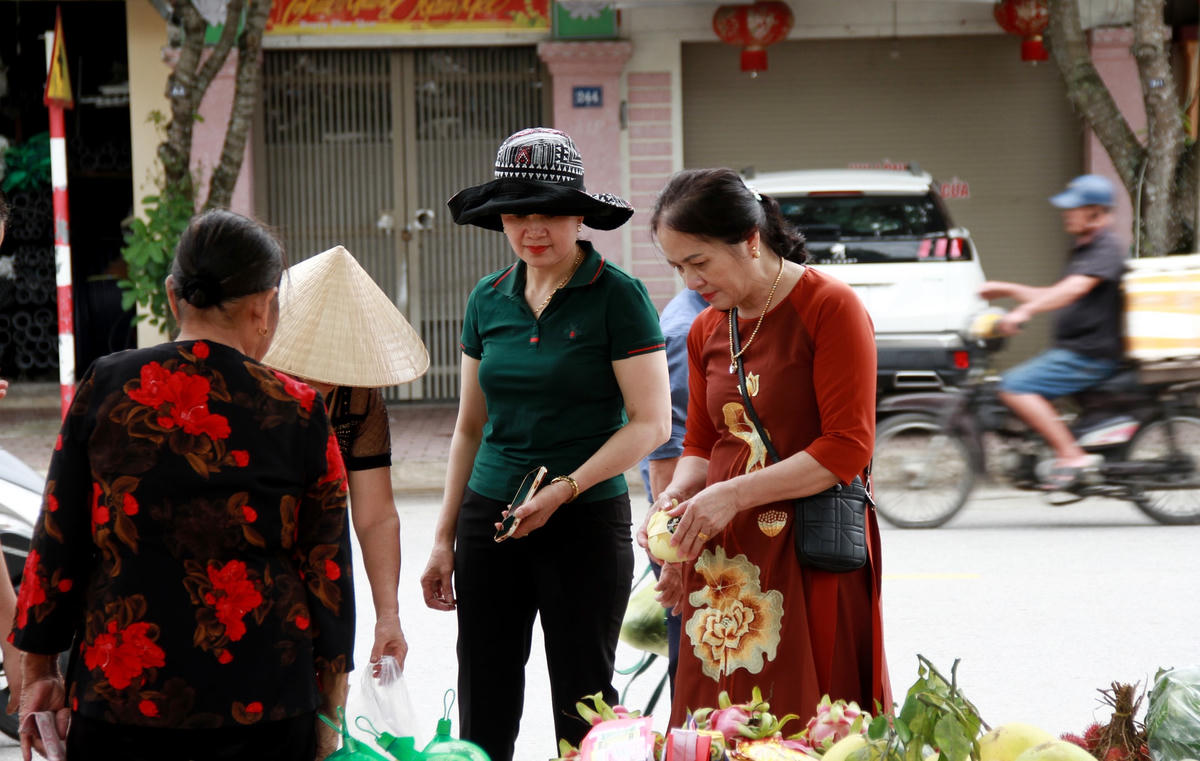 Người dân Hà Tĩnh rộn ràng đi sắm lễ ngày Rằm tháng Bảy