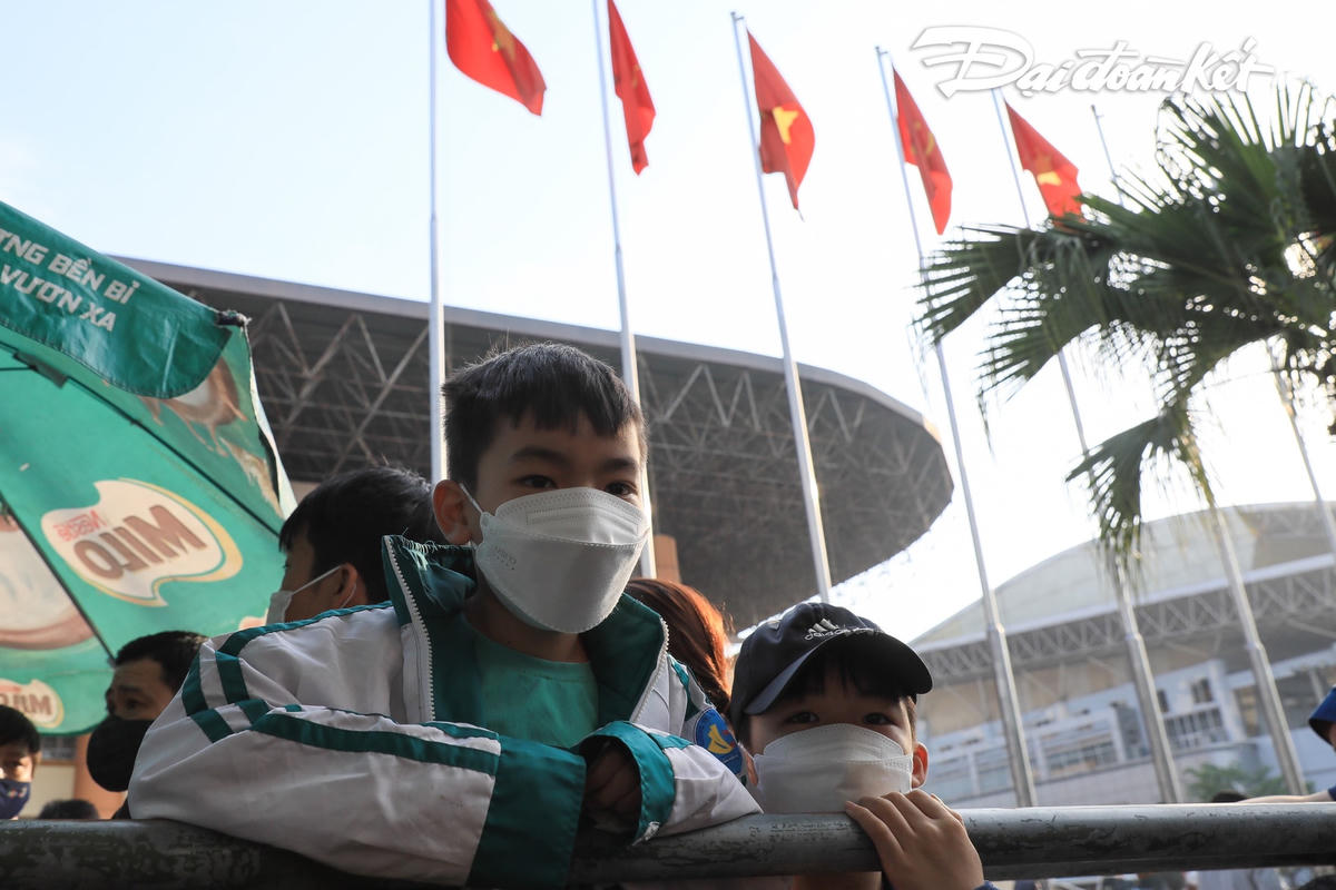Cháu Dương Quốc Đạt (học lớp 3, trú tại TP Việt Trì, Phú Thọ) cùng các chị đã tới xếp hàng từ 19h ngày 2/5.