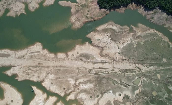 Dấu vết đường băng sân bay Libi còn lại trong lòng hồ Kẻ Gỗ. Xung quanh rất nhiều hố bom vẫn còn nguyên vẹn.  