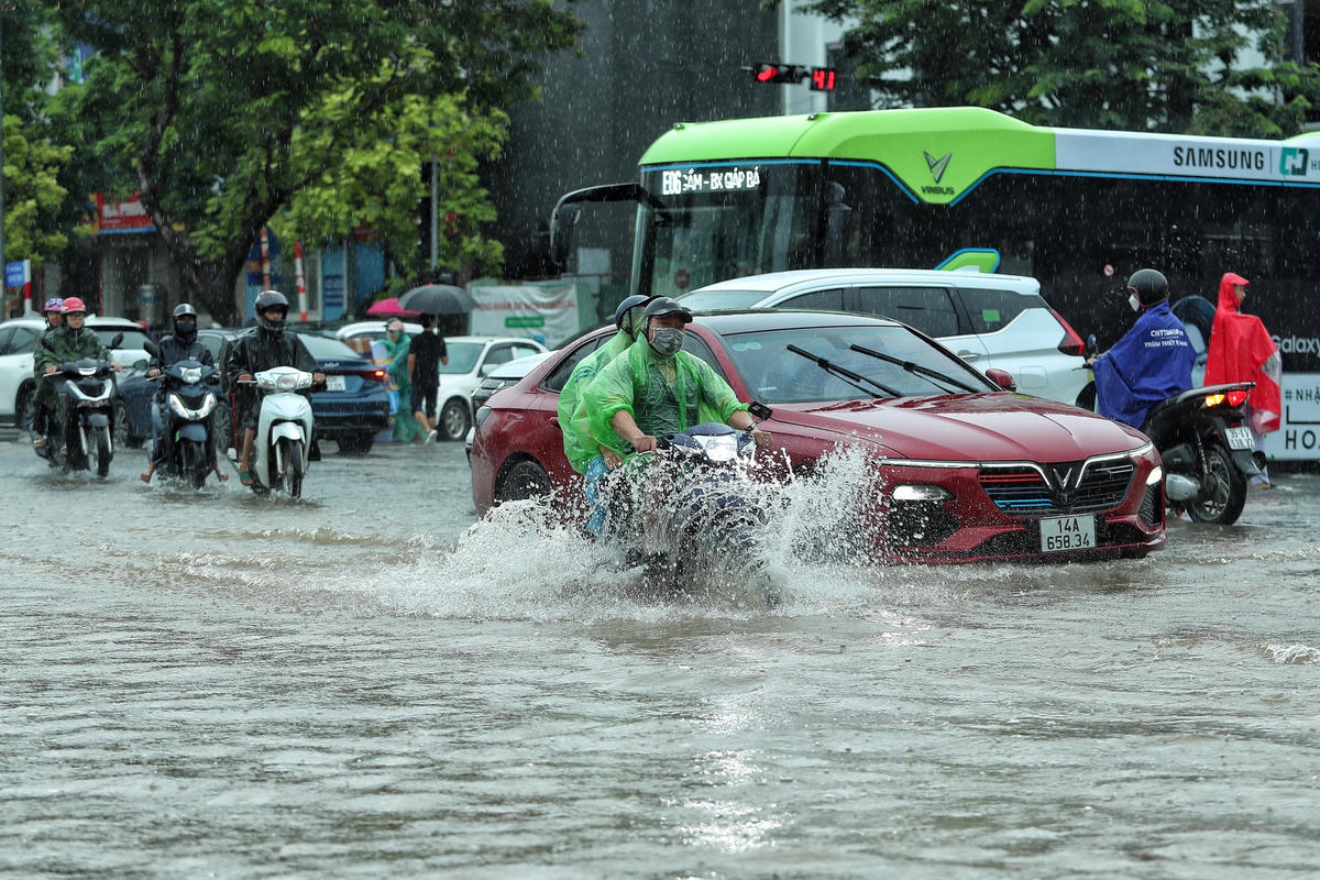 Do mưa lớn kéo dài, nhiều phương tiện khó khăn di chuyển.