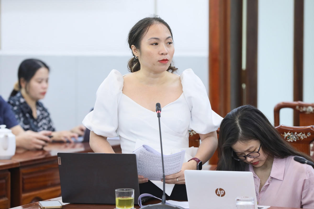 Nhà báo Thu Hà, Báo điện tử Đảng Cộng sản phát biểu tại buổi gặp mặt.