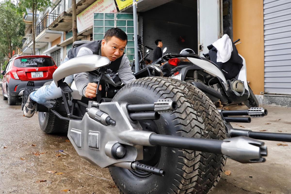 Chiếc xe sử dụng động cơ điện, di chuyển tốc độ khoảng 30 km/h.