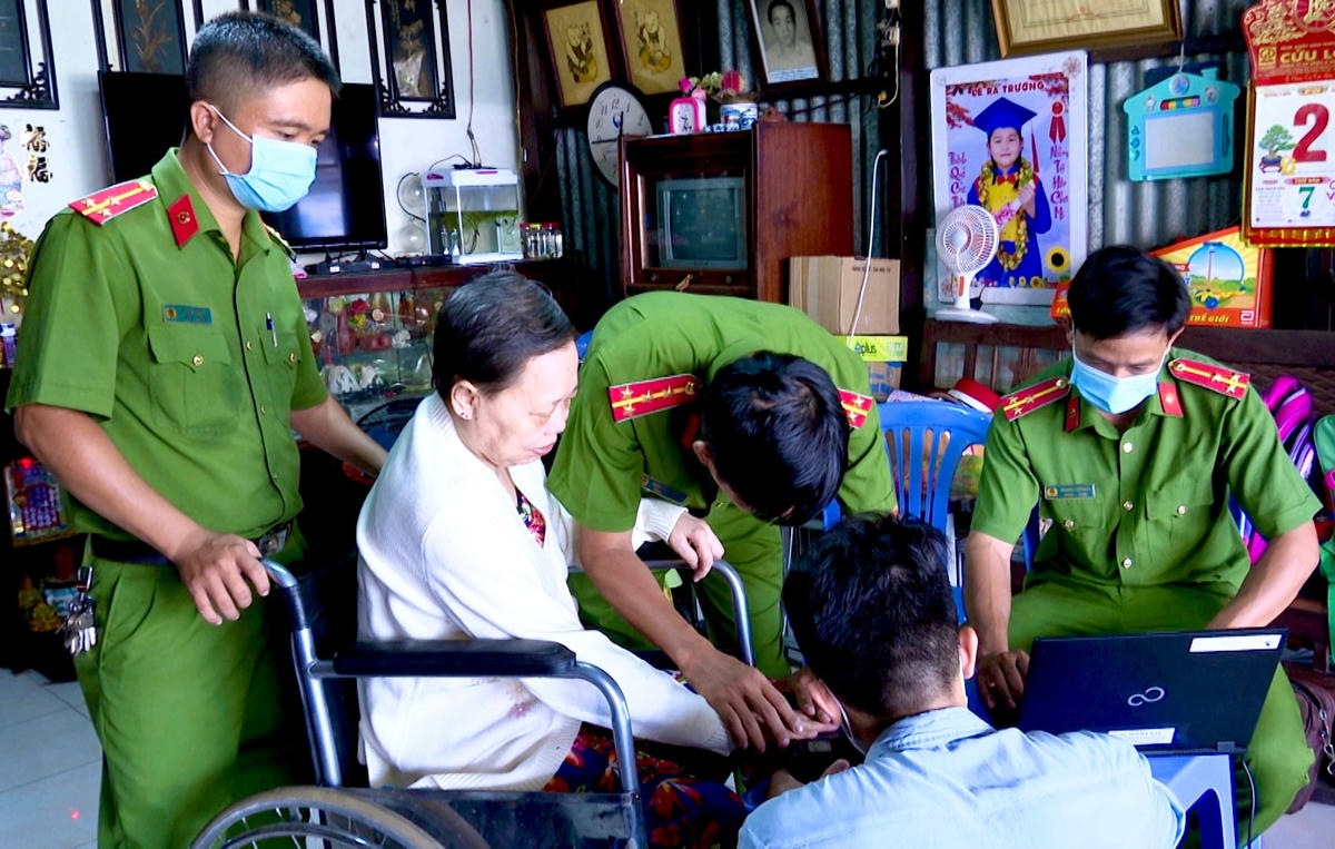 Lực lượng Công an đến tận nhà người già, người khuyết tật làm các thủ tục cấp CCCD.